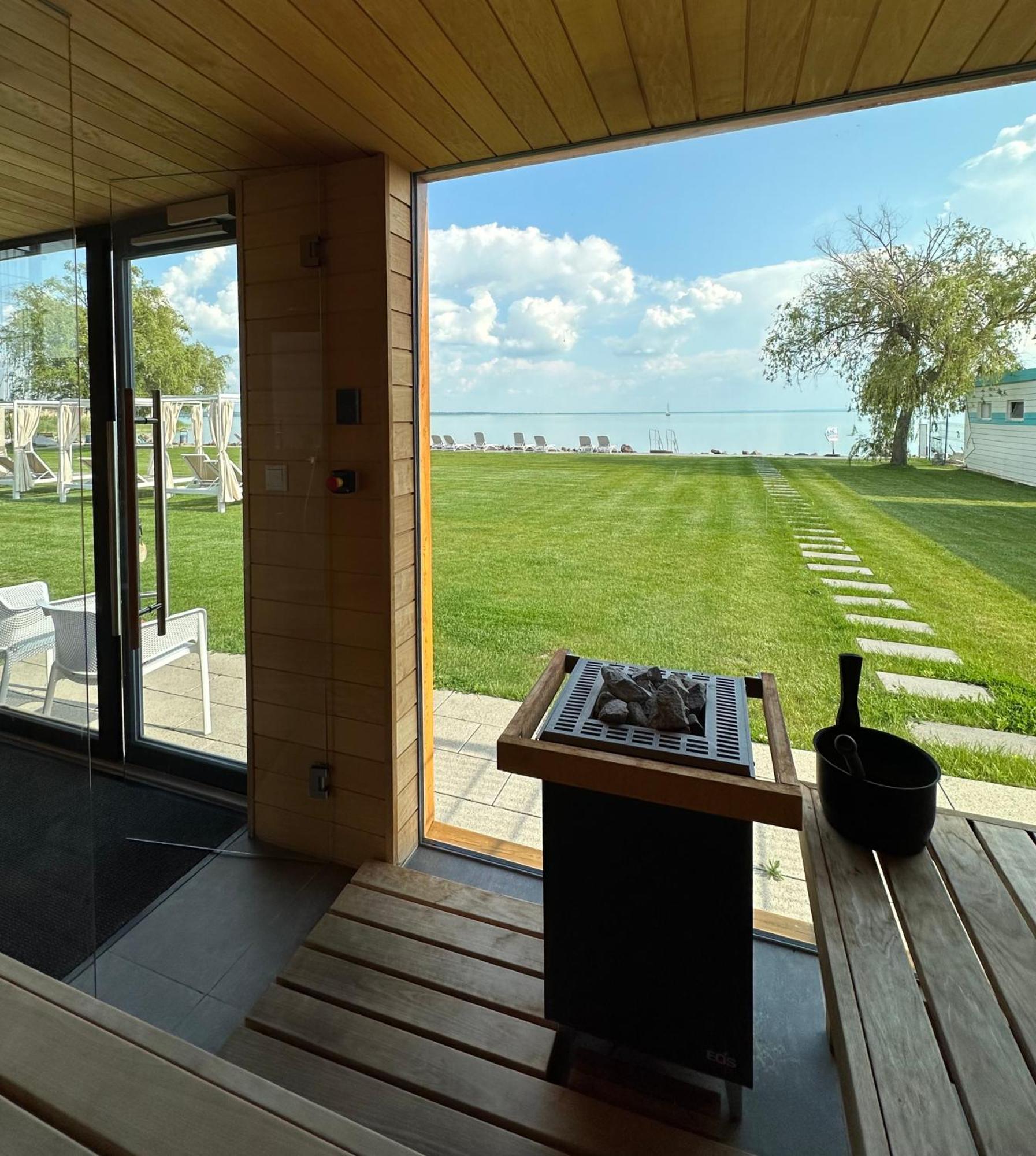 Hotel Marina Port Балатонкенесе Екстериор снимка