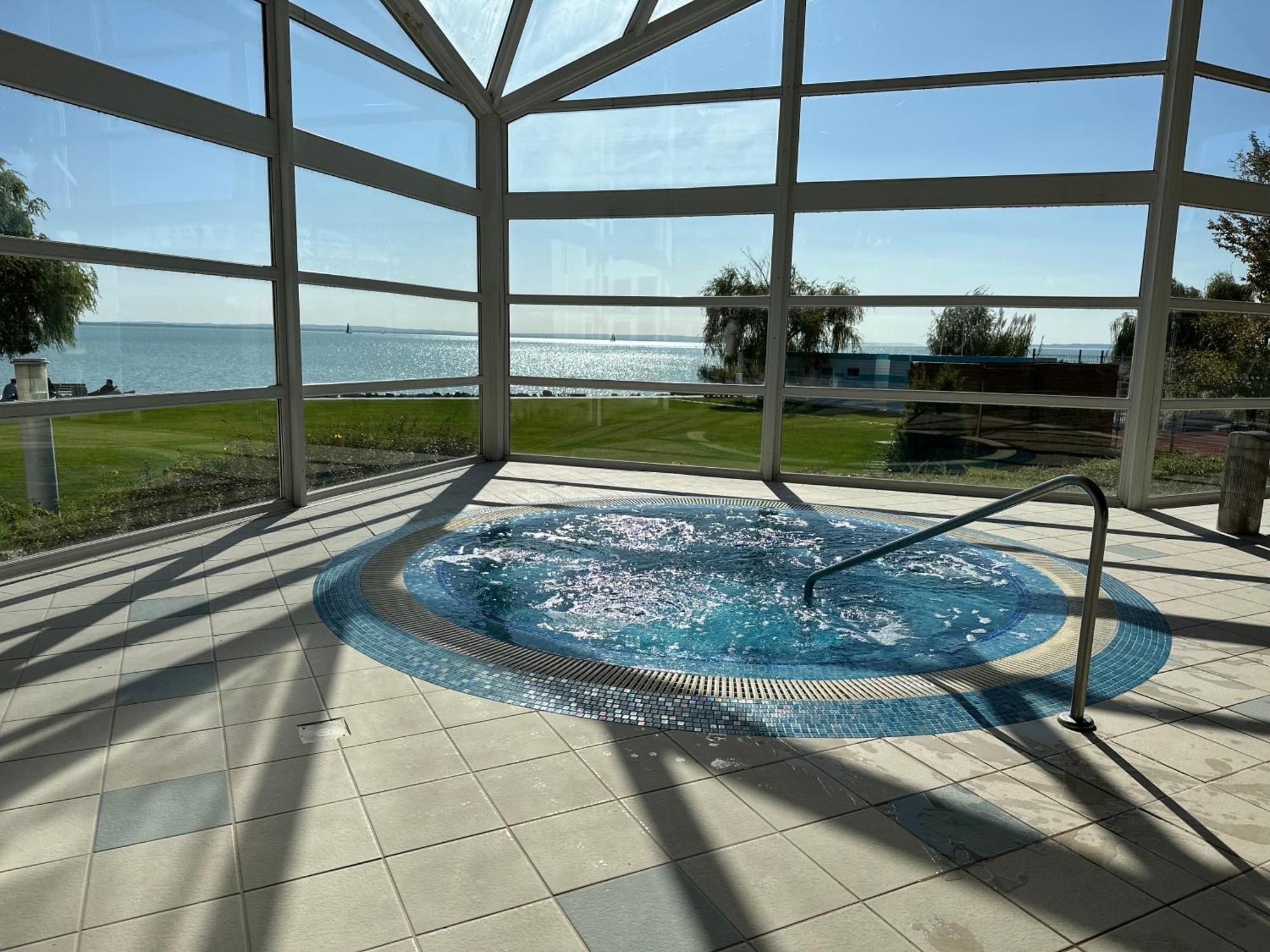 Hotel Marina Port Балатонкенесе Екстериор снимка