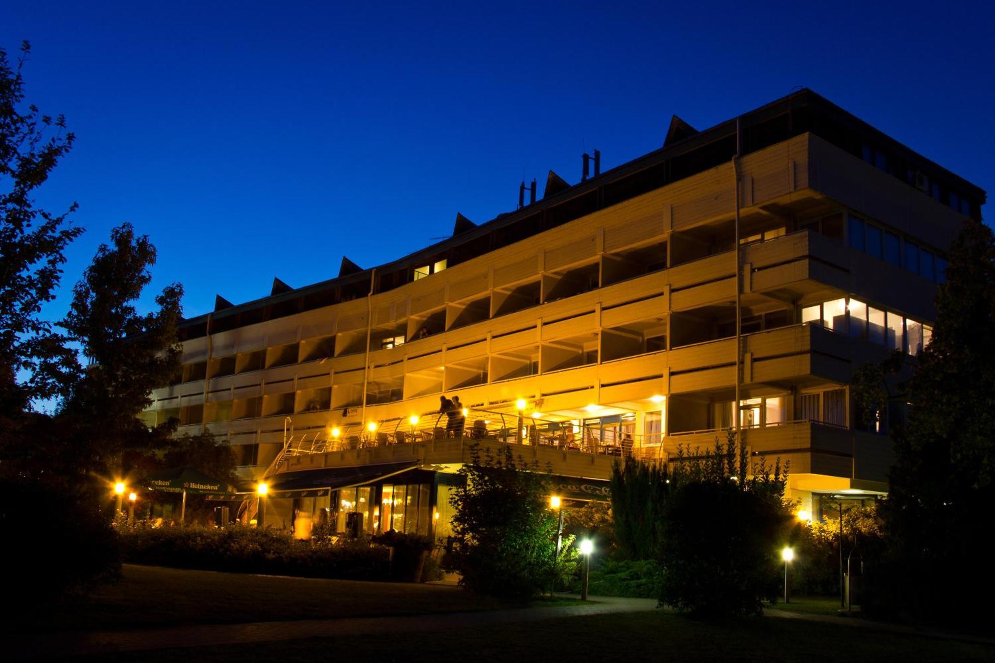 Hotel Marina Port Балатонкенесе Екстериор снимка