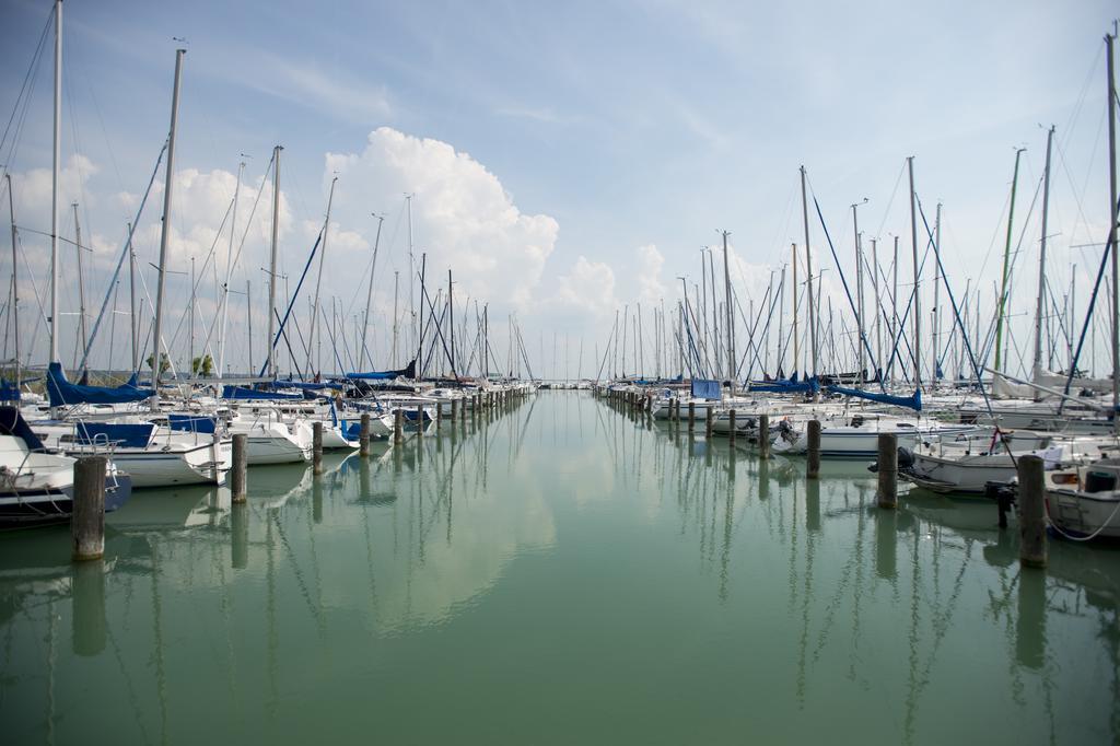 Hotel Marina Port Балатонкенесе Екстериор снимка