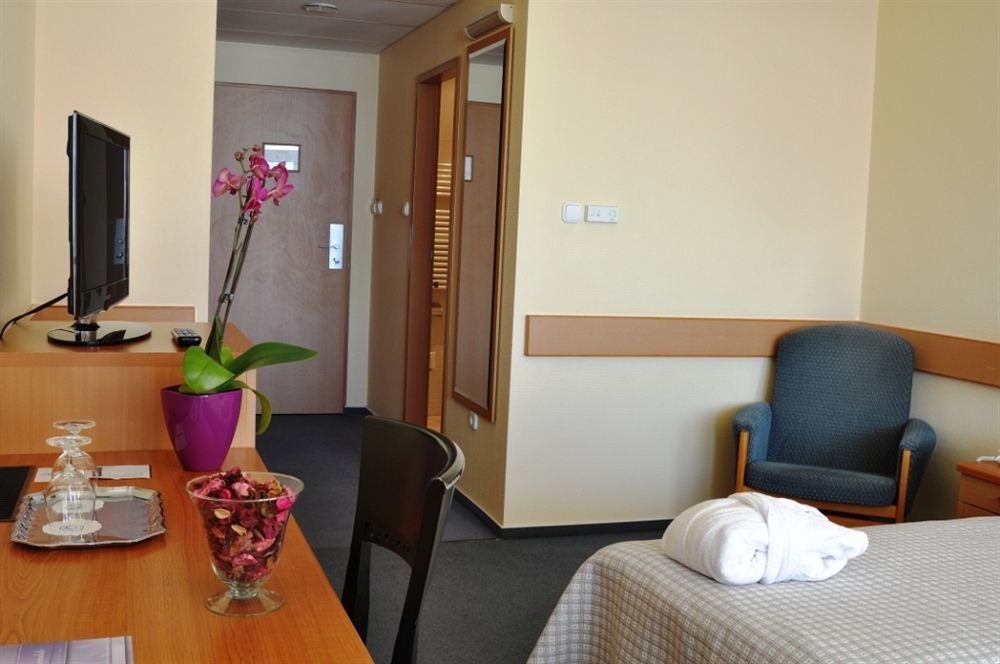 Hotel Marina Port Балатонкенесе Стая снимка